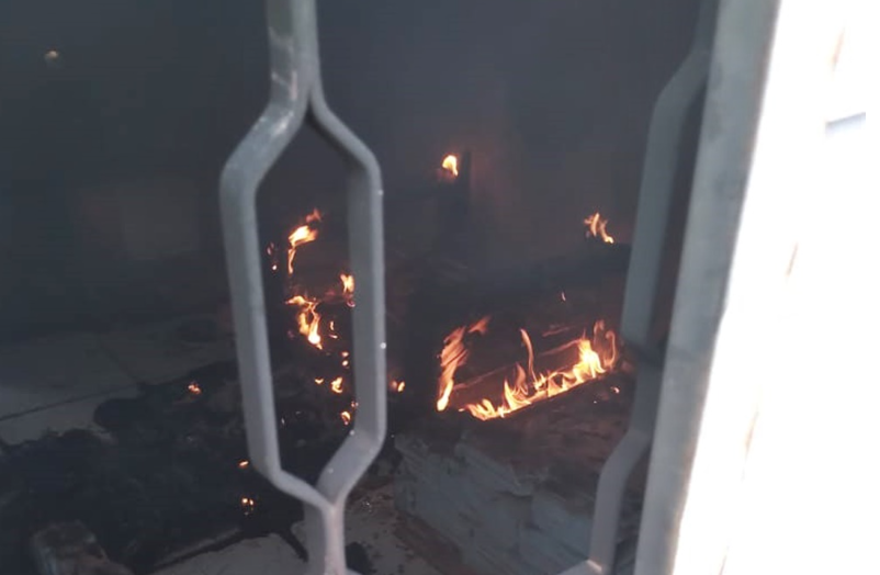 Imagem de compartilhamento para o artigo Fogo atinge cômodo de casa em Coxim e é controlado pelos bombeiros antes de se espalhar da MS Todo dia